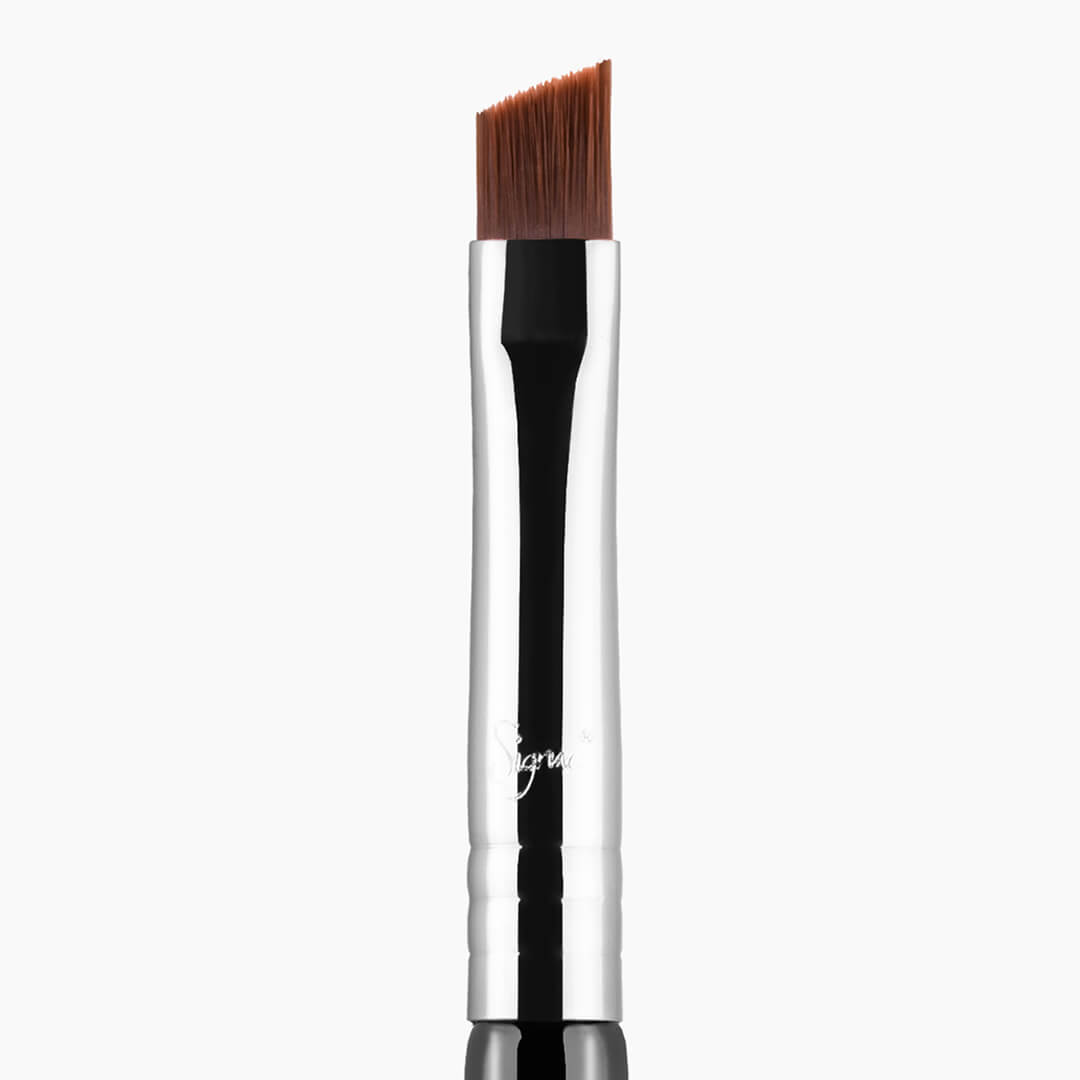 Angle brush untuk mengaplikasikan concealer pada cupid's bow sebelum menggunakan highlighter. (Foto Sigma Beauty)