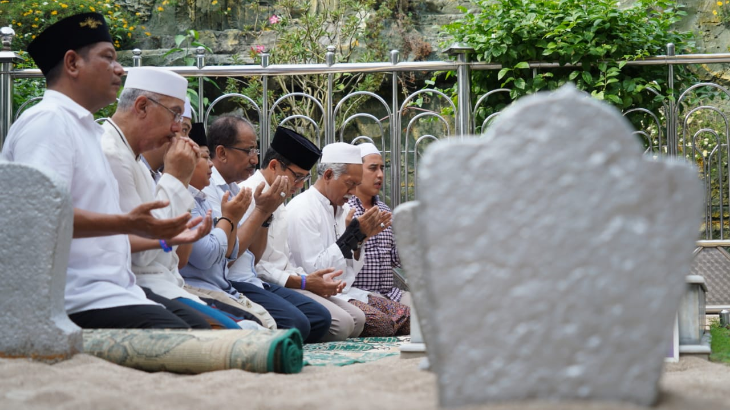 Sandiaga Uno Berziarah ke Makam Sunan Ampel