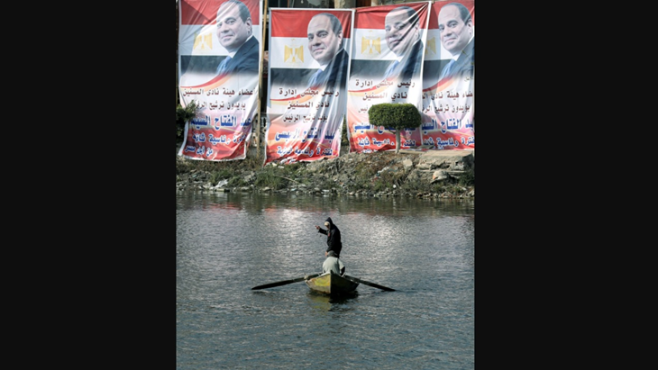Seorang pria mendayung perahu di Sungai Nil di depan poster bergambar Presiden Abdel Fattah al-Sisi untuk pemilihan presiden yang bertuliskan "kami telah memilihmu untuk masa jabatan kedua", di kota El Mansoura, delta utara Kairo, Mesir, Sabtu (3/2). ANTARA FOTO/REUTERS/Mohamed Abd El Ghany/djo/18