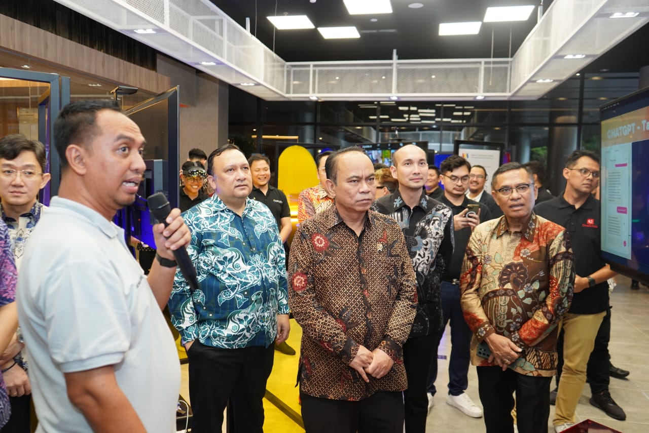 Seluruh jajaran saat meninjau showcase sejumlah teknologi yang diaplikasikan dalam Digital Experience Center, BSD City.