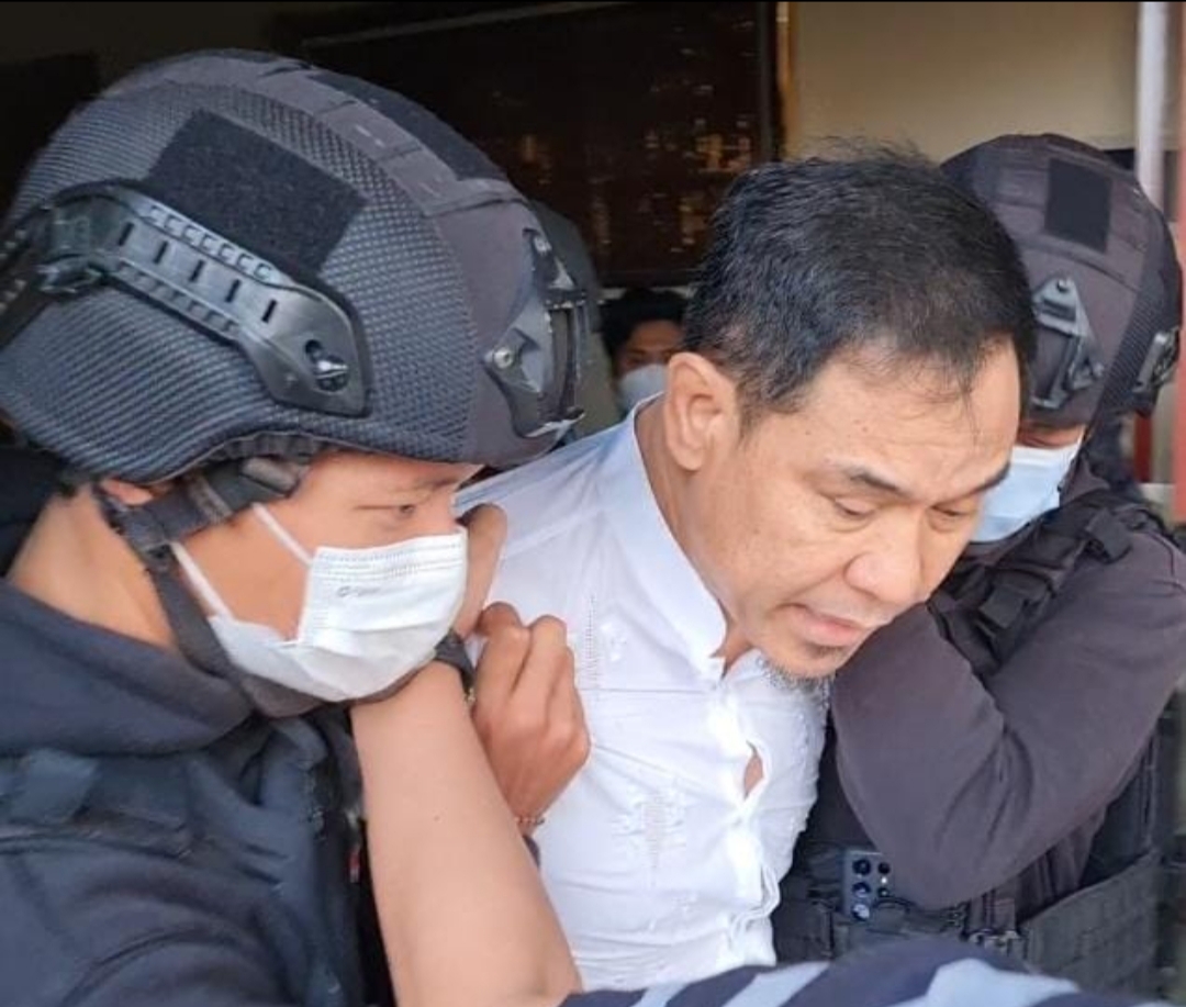  Munarman Meronta-ronta Minta Pakai Sandal Saat Digiring Densus 88