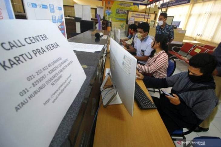 Sejumlah calon peserta Kartu Pra-Kerja mendaftar secara daring di LTSA-UPT P2TK Surabaya, Senin (13/4/2020). (ANTARA/ Moch Asim)