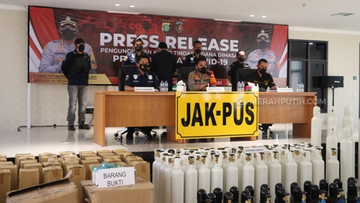   Polres Metro Jakarta Pusat menangkap dua pelaku penjualan tabung oksigen dan regulator di atas harga eceran tertinggi (HET). (Foto: MP/Kanugrahan)