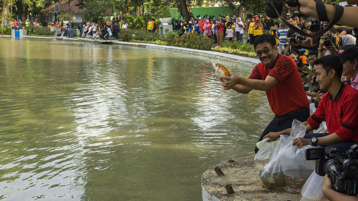 Djarot Lepas Ikan Koi Blitar di Situ Lembang 