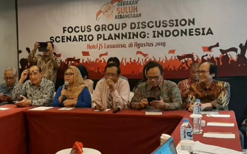 Mahfud MD bersama sejumlah tokoh dalam sebuah diskusi di Jakarta