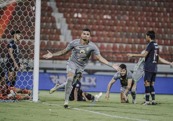 Hasil Liga 1: Dewa United FC Sikat Persita 4-1, Persebaya Tekuk Arema di Derbi Jatim