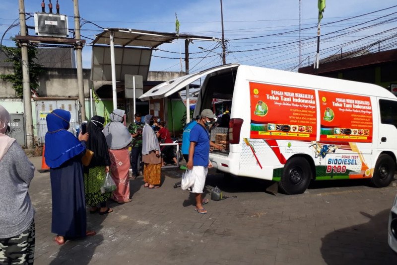 Masyarakat mengantre untuk membeli telur ayam ras dalam kegiatan Gelar Pangan Murah (GMP) yang dilaksanakan oleh Badan Ketahanan Pangan Kementerian Pertanian bekerja sama dengan Dinas KPKP DKI Jakarta, di Pasar Tomang Barat, Jakarta Barat, Rabu (23/12/2020) (ANTARA/HO-Dinas KPKP DKI Jakarta)