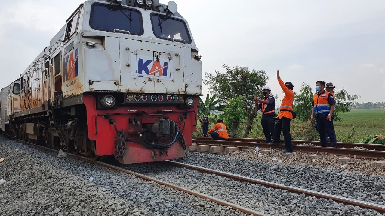 Kereta KLB D1/10481 melintasi jalur antara Stasiun Kedunggedeh-Stasiun Lemah Abang. Foto: PT KAI
