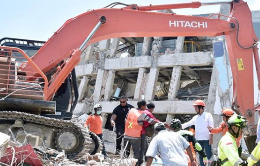 Usai Tinjau Reruntuhan Hotel Roa-Roa, Presiden Jokowi Bagikan Biskuit