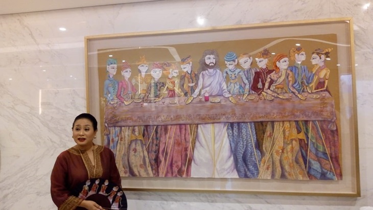 Sasya Tranggono di depan lukisan karyanya. (MP/Zaimul)