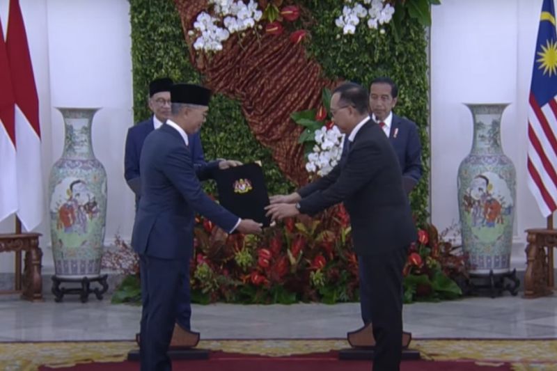 Menteri Perdagangan Internasional dan Industri Malaysia Tengku Zafrul Tengku Abdul Aziz (kedua kiri) menyerahkan dokumen Letter of Intent (LoI) atau surat ketertarikan investasi kepada Kepala Otorita Ibu Kota Negara (IKN) Nusantara Bambang Susantono (kedua kanan) di hadapan Presiden RI Joko Widodo (kanan) dan Perdana Menteri Malaysia Dato' Seri Anwar Ibrahim (kiri) di Istana Kepresidenan Bogor, Jawa Barat, Senin (9/1/2023). (ANTARA/Gilang Galiartha)