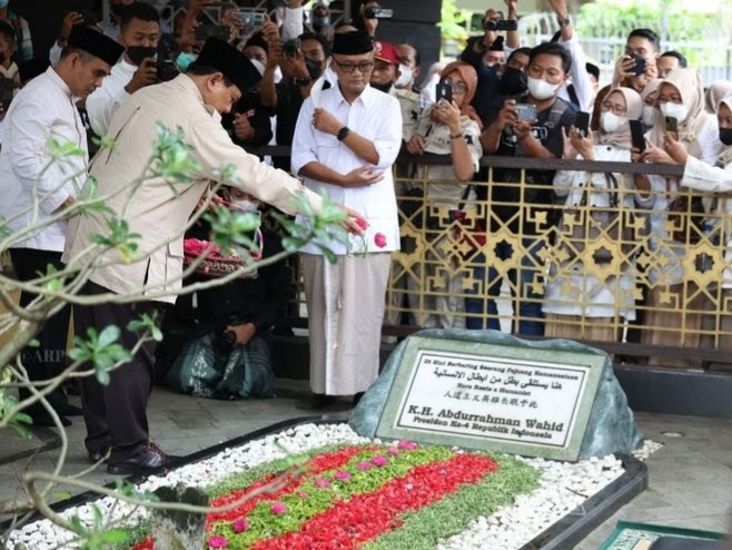 Nostalgia Prabowo Jadi Tukang Pijit Gus Dur