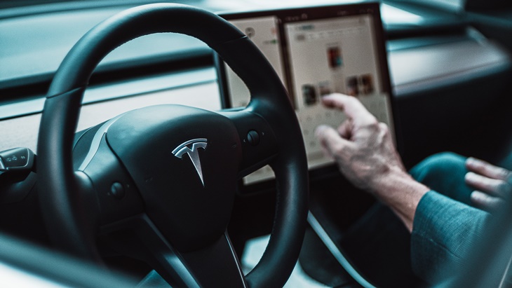Pengguna Tesla Sering Kecelakaan karena Fitur 'Autopilot'
