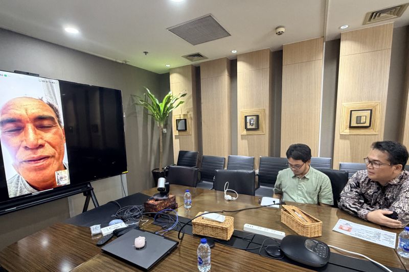 Esau Sidemo (57 tahun) WNI asal provinsi Maluku Utara (kanan) setelah ditemukan kapal LNG Endeavour di perairan Samudera Pasifik. (ANTARA/HO-KJRI Shanghai)