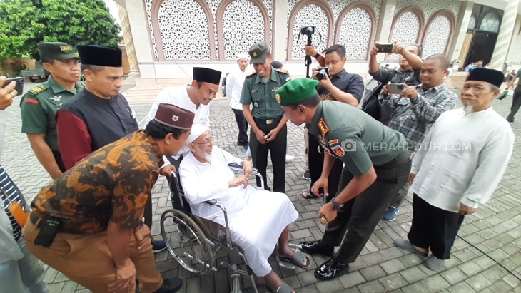 Pemimpin ponpes Abu Bakar Ba'asyir bersama Danrem 074 Warastratama, Kolonel Inf Anan Nurakhman. (MP/Ismail)