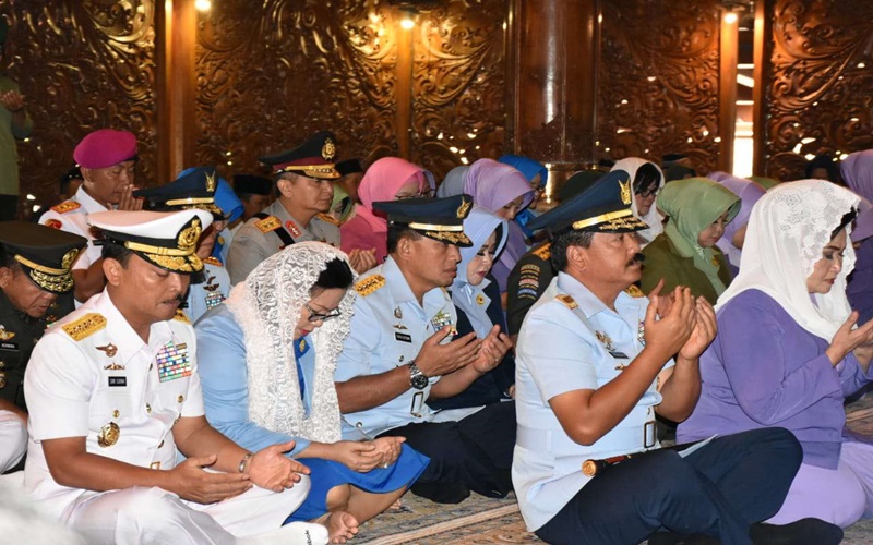 Panglima TNI Marsekal Hadi Tjahjanto bersama sejumpa petinggi TNI mendaraskan doa di Makam Presiden Soeharto