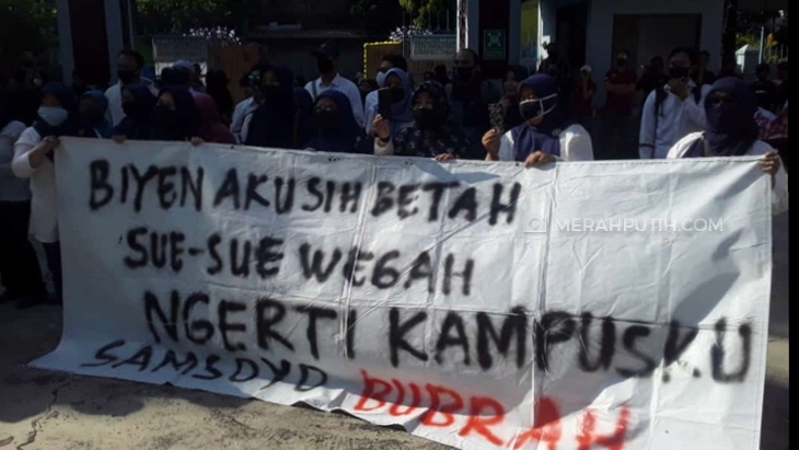 Ratusan mahasiswa, dosen, dan mantan rektor Uniba Solo, Jawa Tengah kembali menggelar aksi unjuk rasa di kampus, Kamis (2/7). (MP/Ismail)