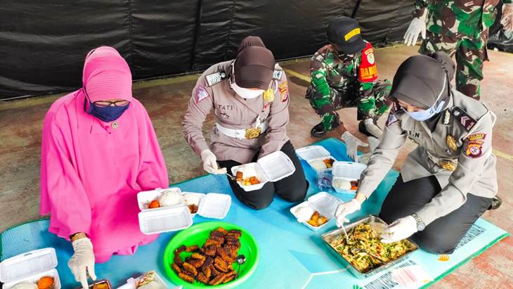 Dapur Umum Polres Indramayu bersama Kodim 0616/Indramayu. (Foto: MP/Humas Polres Indramayu)