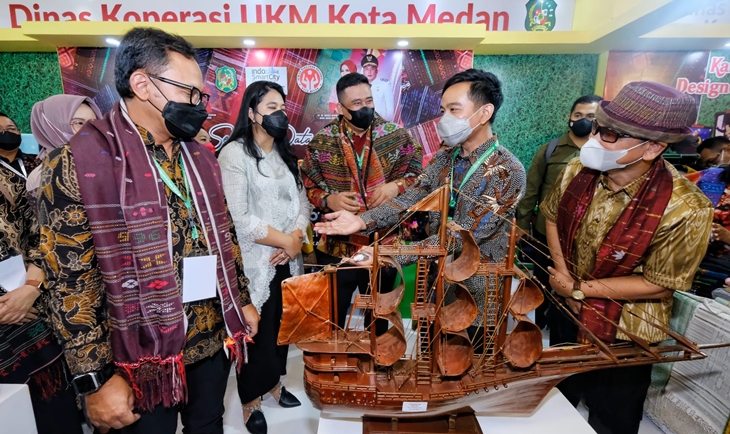 Gibran Bertemu Wali Kota Medan Bobby dan Kahiyang dalam Pameran UKM ISCFE