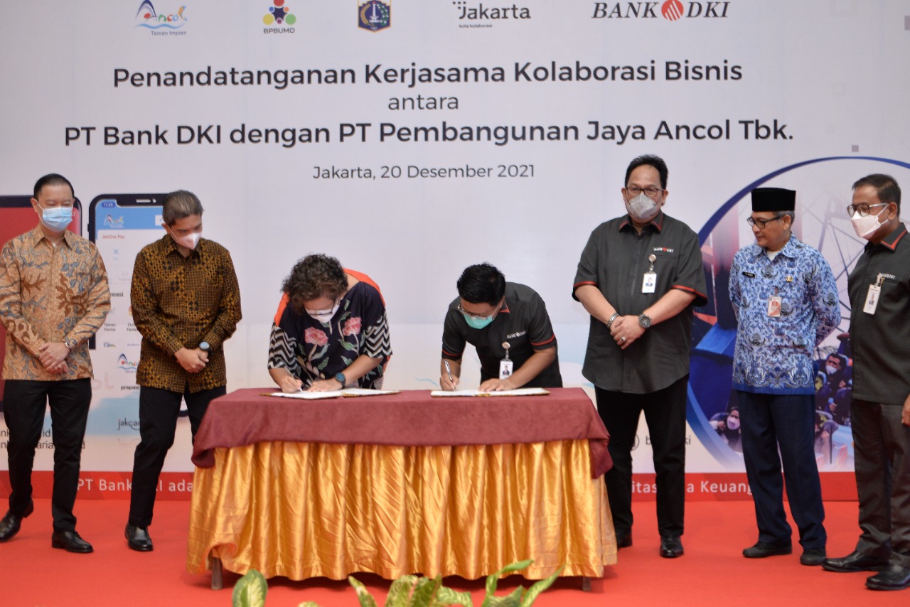 Bank DKI bersama dengan Pembangunan Jaya Ancol (PJA) melakukan Penandatanganan Kerja Sama Kolaborasi Bisnis yang dilaksanakan di Candi Bentar Ancol, Jakarta (20/12). Foto: Bank DKI