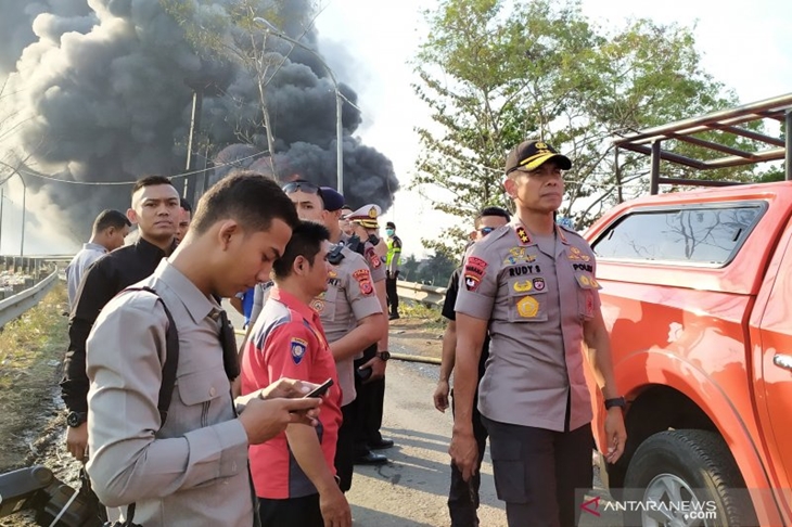 Kapolda Jabar, Irjen Rudy Sufahriadi meninjau kebakaran yang berada di lokasi proyek kereta cepat, kilometer 129 Tol Purbaleunyi, Kota Cimahi, Selasa (22/10/2019). (ANTARA/Bagus Ahmad Rizaldi)