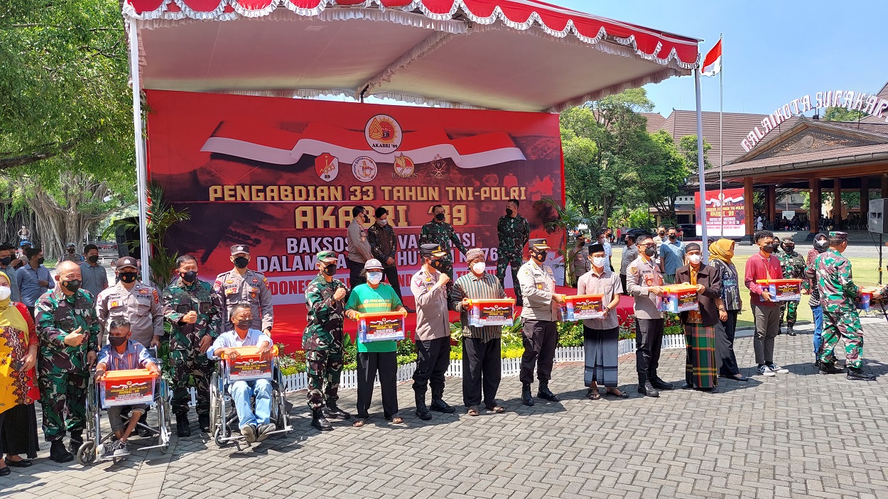 Alumni Akabri angkatan 1989 mengadakakan kegiatan bakti sosial di Kota Solo, Kamis (21/10). (MP/Ismail)