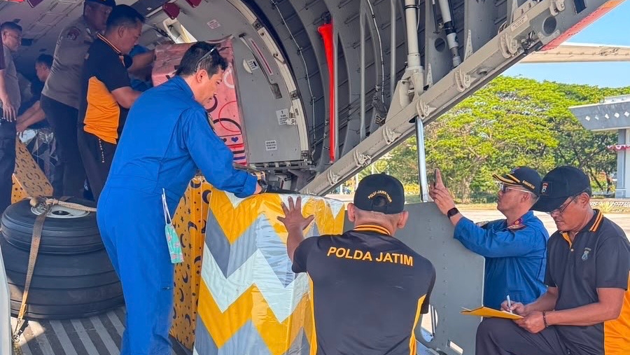 Polri Kirim 247,66 Ton Bantuan ke NTT, Logistik Terbaru Diangkut Pesawat CN 295