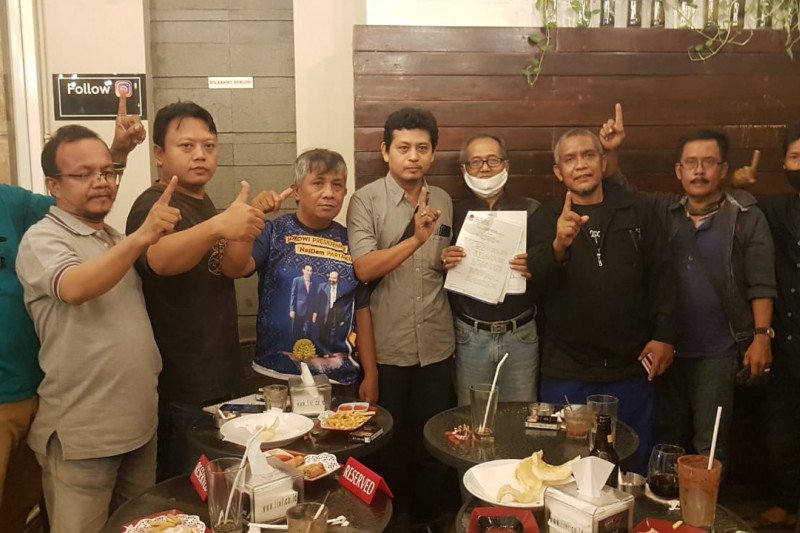 Sejumlah pengurus di 14 DPC Partai NasDem Kota Surabaya deklarasi dukungan kepada Pasangan Calon Wali Kota dan Wakil Wali Kota Surabaya Eri Cahyadi dan Armuji. (FOTO ANTARA/HO-Media Center Eri-Armuji)