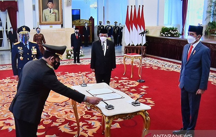 Komjen Listyo Sigit Prabowo disaksikan Presiden Jokowi menandatangani berita acara pelantikan, di Istana Negara, Rabu (27/1) pagi. ANTARA/Humas Sekretariat Kabinet-Jay/pri.