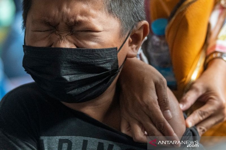 Vaksinasi COVID-19 Sumatera Selatan (ANTARA/M Riezko Bima Elko P/21)