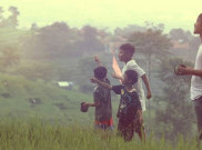 Main Layangan Kembali Ramai, Kaus Kutang Jadi Andalan