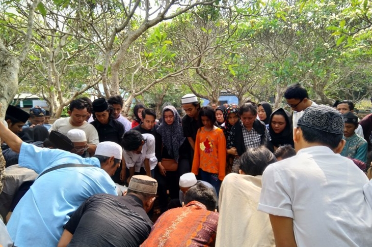 Keluarga dan warga mengantar kepergian Akbar Alamsyah, korban demo pelajar di DPR RI, ke pemakaman di TPU Wakaf Kelurahan Cipulir, Kebayoran Lama, Jakarta Selatan, Jumat (11/10/2019). (ANTARA/Laily Rahmawaty)