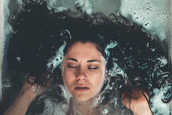 Mandi terlalu lama bisa menyebabkan kulit kering (Foto: pexels/Graig Adderley)