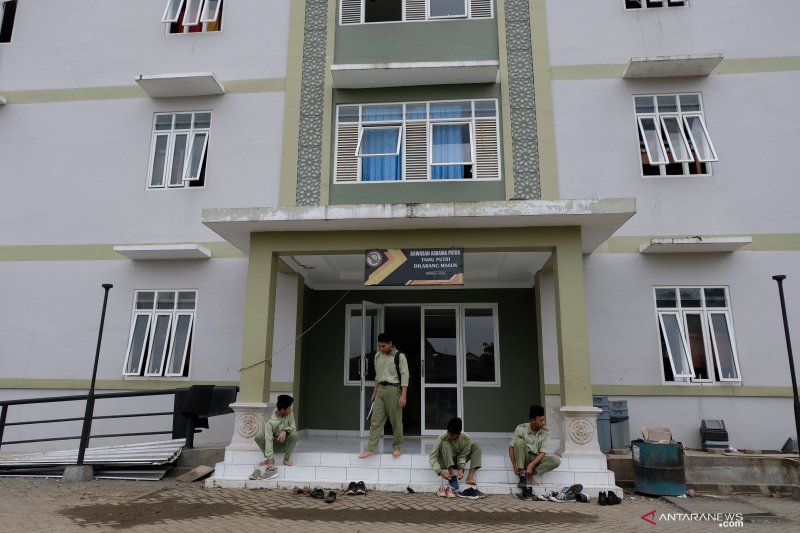 Sejumlah santri beraktivitas di kompleks rumah susun sederhana sewa (Rusunawa) Pondok Pesantren Syubbanul Wathon Tegalrejo, Magelang, Jawa Tengah, Kamis (28/2/2019). Sejak tahun 2015 Direktorat Jenderal Penyediaan Perumahan Kementerian PUPR terus membangun Rusunawa atau hunian vertikal di sejumlah Ponpes di Indonesia sebagai salah satu program meningkatkan fasilitas pendidikan serta menyediakan tempat tinggal yang layak bagi para santri. ANTARA FOTO/Anis Efizudin