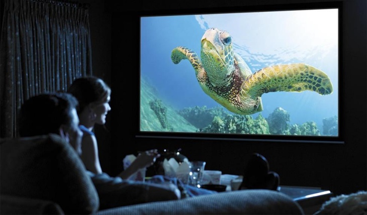 Jadikan movie night sebagai rutinitas mingguan. (Foto: Crutchfield)