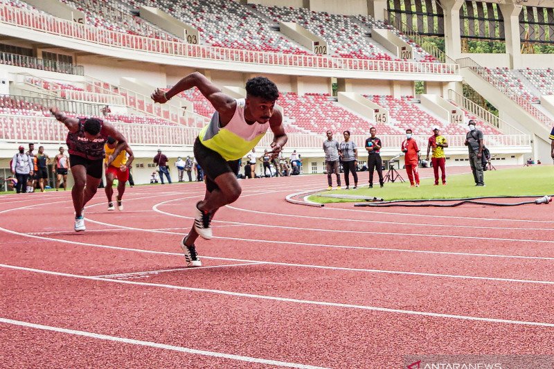 Sejumlah atlet uji coba lari 200 meter di lintasan lari Stadium Lukas Enembe, Sentani, Kabupaten Jayapura, Provinsi Papua, Selasa (9/1/21). ANTARA FOTO/Indrayadi TH