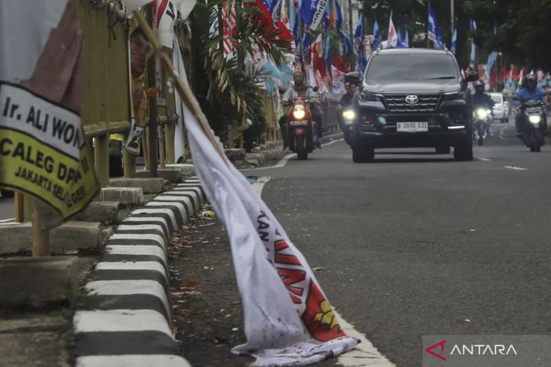 12 Bendera Parpol di Flyover Mampang Rubuh, 2 Lansia Jadi Korban