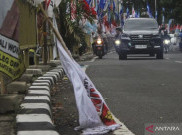 12 Bendera Parpol di Flyover Mampang Rubuh, 2 Lansia Jadi Korban