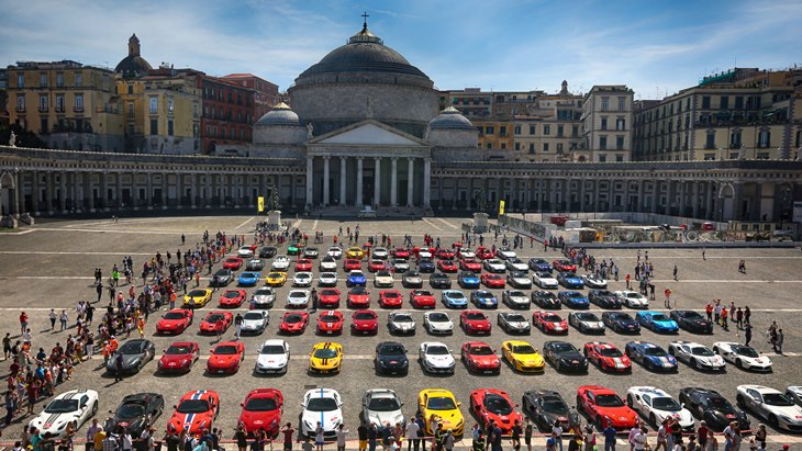 Cavalcade Membawa Ferrari ke Campania