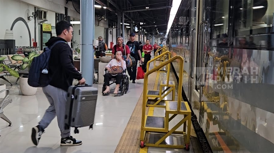  Demo di Balaikota DKI, Selasa (30/7), 10 Perjalanan Kereta Api Berhenti di Stasiun Jatinegara