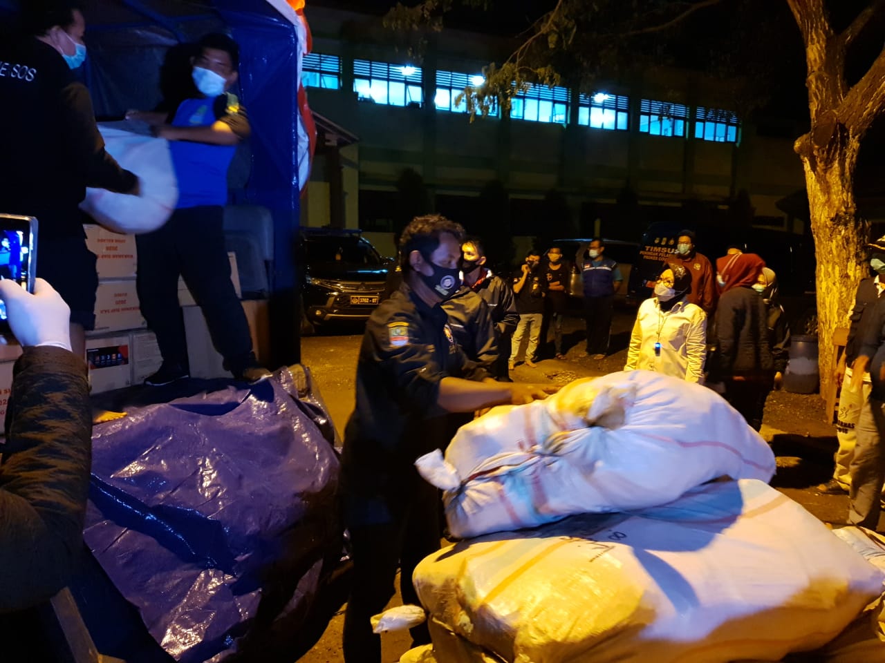 Kementerian Sosial mendistribusikan bantuan logistik bagi warga terdampak banjir di Pebayuran Kab. Bekasi senilai lebih dari Rp200 juta. Bantuan diserahkan langsung oleh Mensos Risma kepada Camat Pebayuran di Posko pengungsi di Kantor Desa Sumbersar Kec. Pebayuran, Senin (22/2).