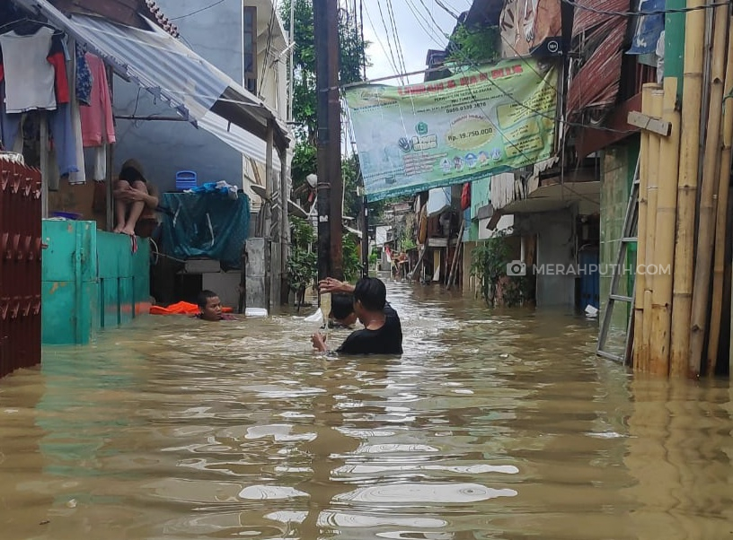 Banjir di Kampung Melayu, Jakarta Timur, Senin (8/2). Foto: MP/Asropih