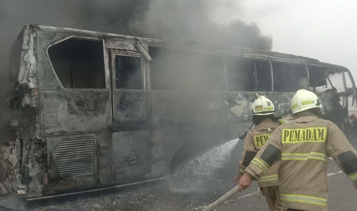 Detik-detik Bus Pariwisata yang Bawa 58 Anak TK Terbakar di Tol Wiyoto Wiyono