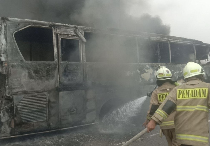 Detik-detik Bus Pariwisata yang Bawa 58 Anak TK Terbakar di Tol Wiyoto Wiyono