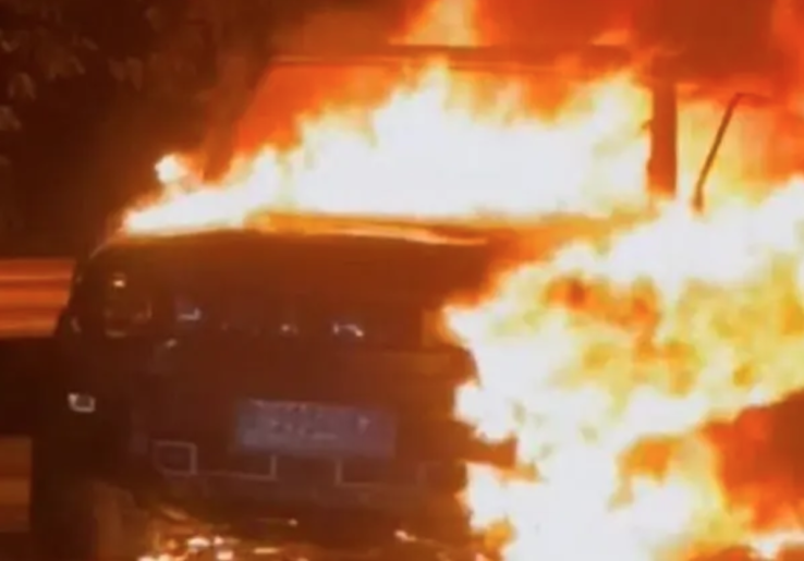 Mobil SUV Jetour T2 Kecelakaan lalu Terbakar di Tol Jagorawi, ini Kronologi Insiden yang Membuat 2 Penumpang Luka 