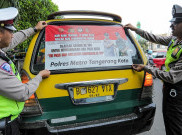 Petugas Kepolisian Memasang Sticker Himbauan Keamanan Pemilu 2019