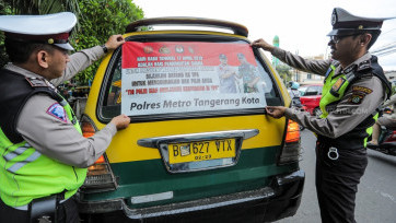 Petugas Kepolisian Memasang Sticker Himbauan Keamanan Pemilu 2019