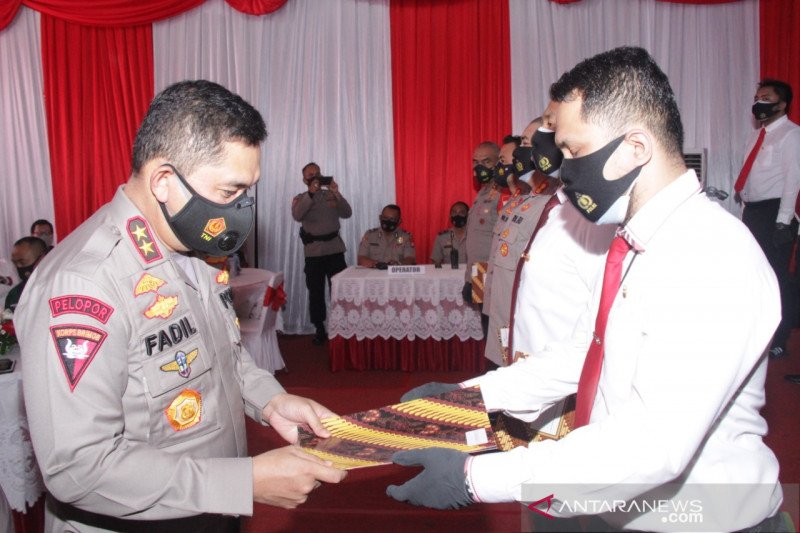 Kapolda Metro Jaya Fadil Imran beri penghargaan pada anggota Polisi berprestasi. (Foto: Antara).