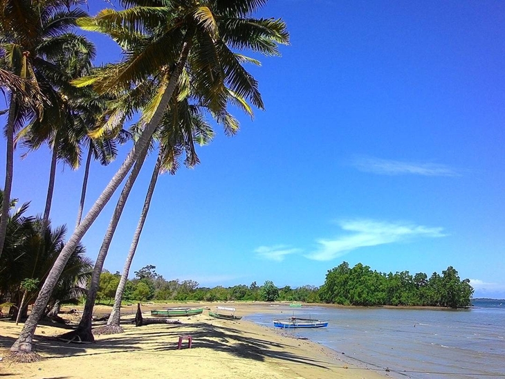 Pantai Bolihutuo memiliki air yang sangat jernih. (Foto: instagram.com/sembarang)