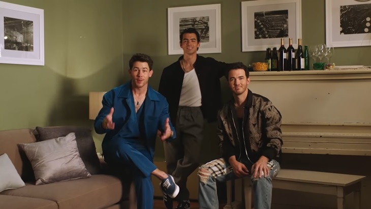 Menilik Kehidupan Jonas Brothers dalam 'Jonas Brothers Family Roast'